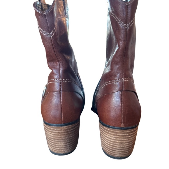 Clark’s Broown low cut boots. - Picture 3 of 6
